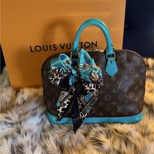 Authentic Louis Vuitton Alma with Box, Ribbon and shopping bag!!!